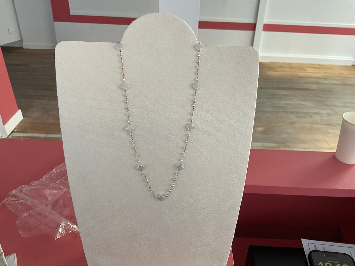 Collier doré et pendentif blanc