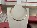 Collier doré ras le cou épais