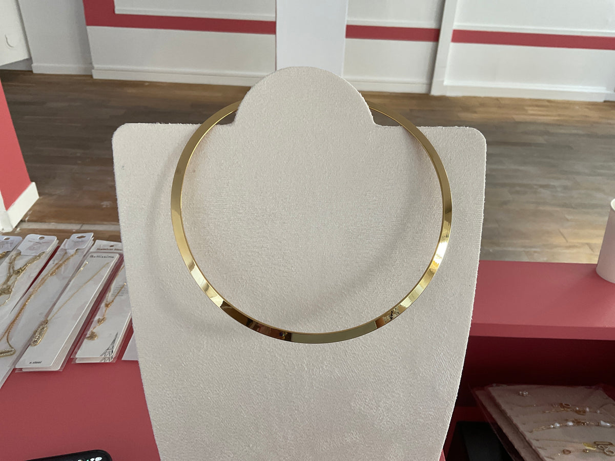 Collier doré ras le cou épais
