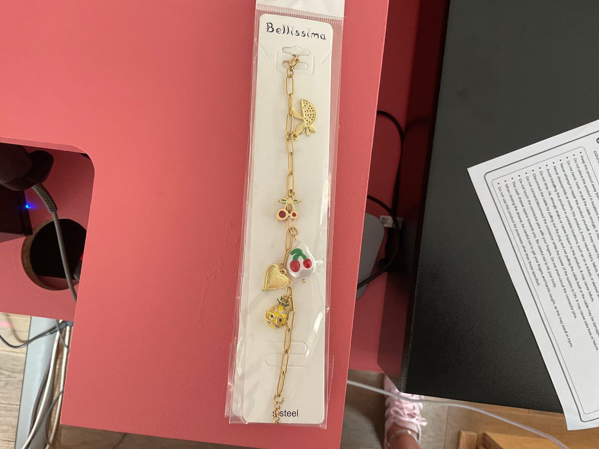 Bracelet doré à charms cerise