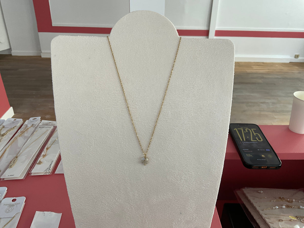 Collier doré trèfle blanc