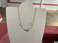 Collier doré fleur et perle blanche
